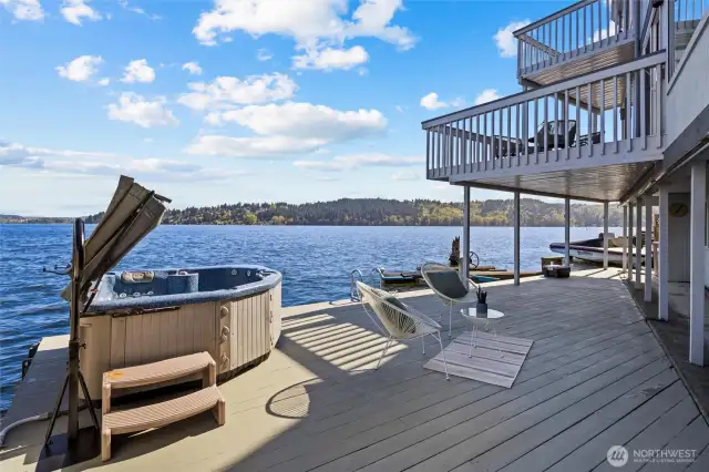 Hot tub on waters edge!