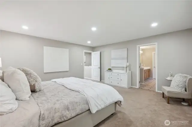 Primary suite with en-suite bath.