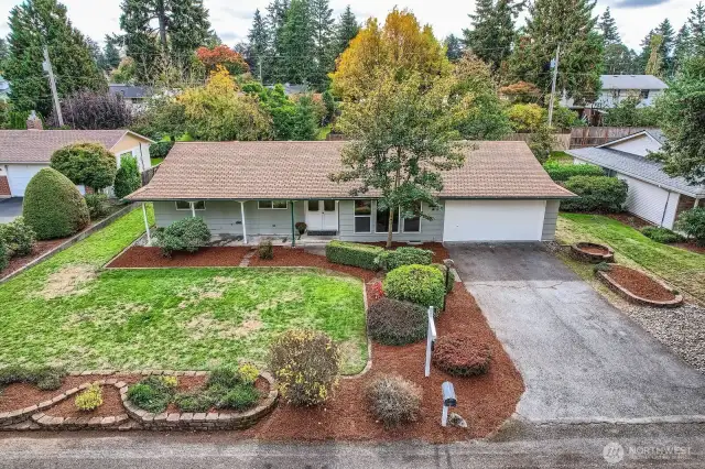 Entrancing mid-century rambler in popular Oakbrook Golf Community offers a fashionable modern living style