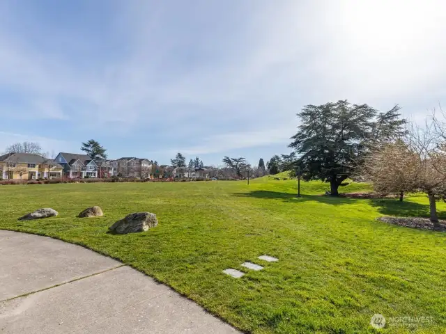 Expansive High Point Commons Park is a 4-acre central park, located about a 3 block walk from the home. This park has a P-Patch, Bee Garden, large grassy space, playground, and basketball courts. Some of the neighborhood amenities include 20 acres of parks, open space and playgrounds, pond, jogging trail and pocket parks.