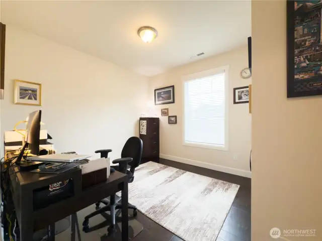 Light and airy 2nd bedroom/office