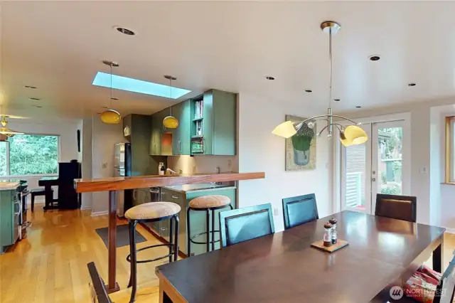 A breakfast bar extends into the open dining area.
