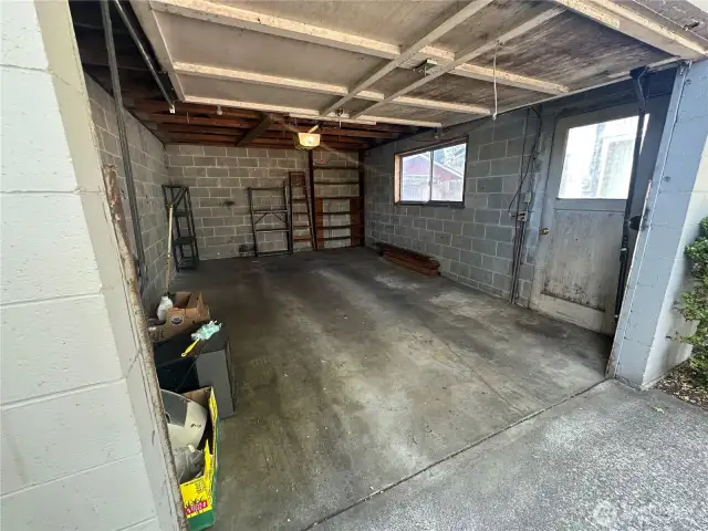 The garage comes equipped with an automatic door opener, and the built-in shelving stays—ready to handle all your storage needs.