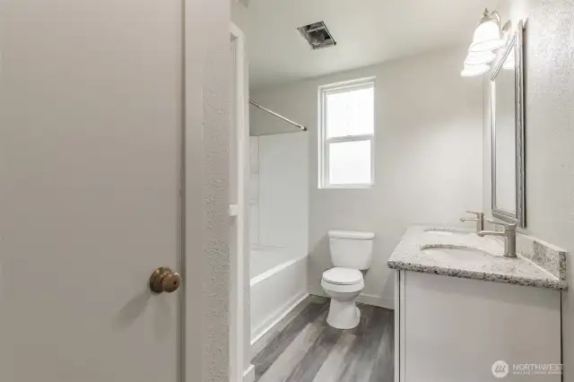 Bathroom - main floor - Full Bathroom