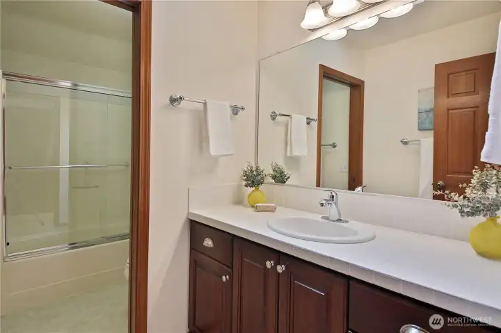 Upstairs Full Bathroom