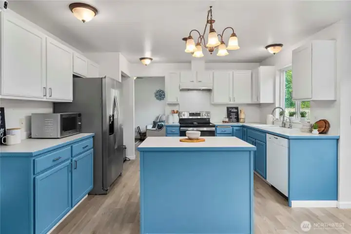Everything flows around this central kitchen—it’s the perfect gathering spot!