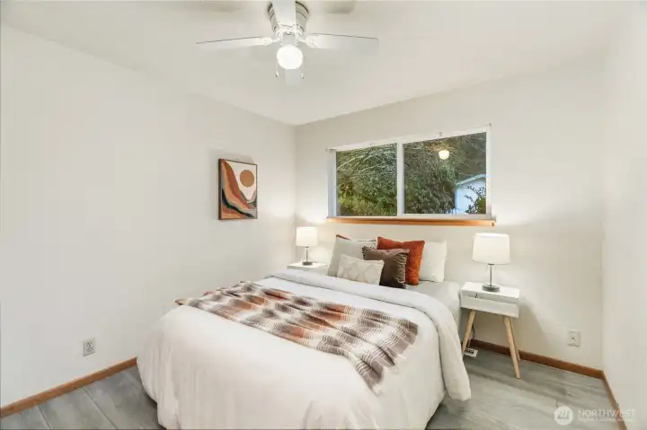 2nd Guest bedroom also with ceiling fan