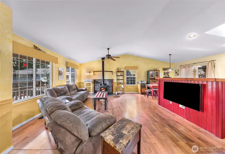 Vaulted ceilings + natural light = yes please.