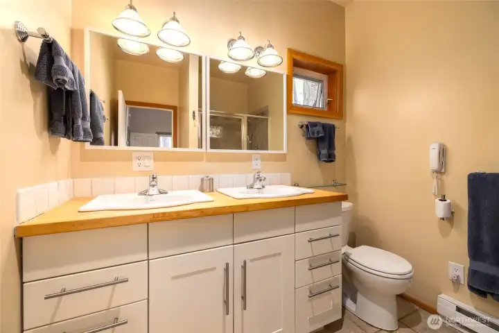 Double sink in primary bathroom