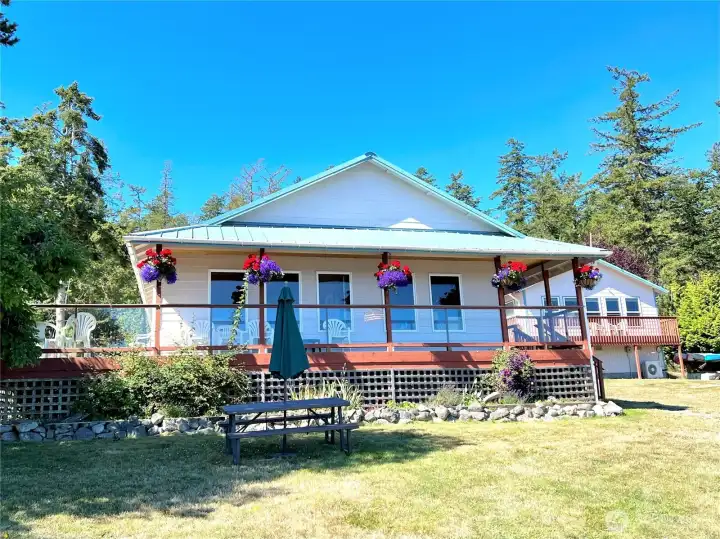 Clubhouse with restrooms, office, WiFi, showers and fully-equipped kitchen