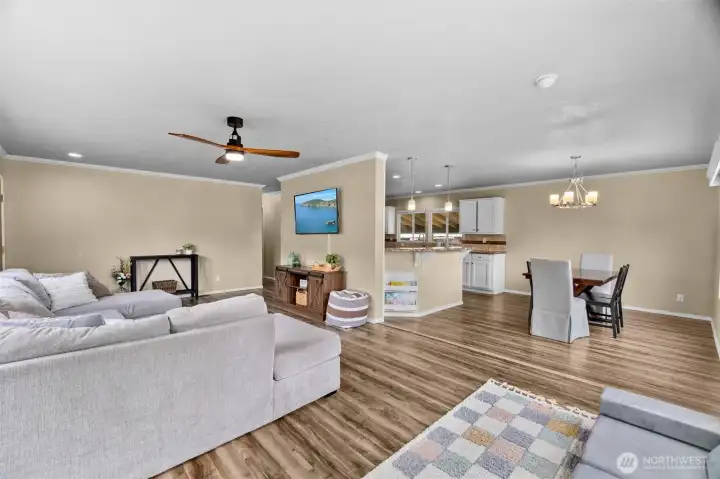 Living Room Flows Easily to Dining Room Area and Kitchen / La sala de estar fluye con fluidez hacia el comedor y la cocina