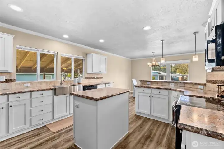 Modern Kitchen with Multi-use Island / Cocina moderna con isla multiuso