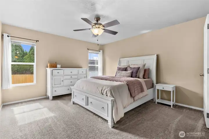 Spacious Primary Bedroom / Dormitorio Principal Amplio