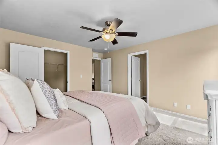 Spacious Primary Bedroom / Dormitorio Principal Amplio