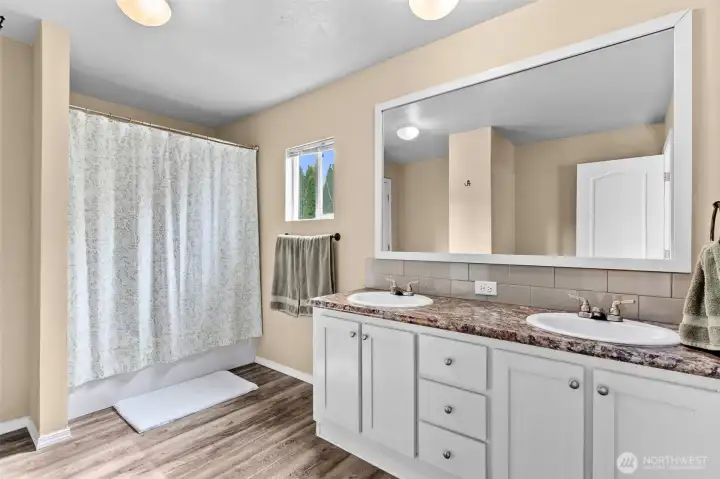 Ensuite Primary Bathroom / Baño Principal Privado