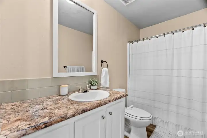 Second Full Bathroom / Segundo Baño