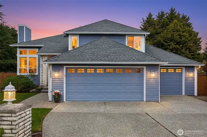 Tucked into one of Mukilteo’s most sought-after neighborhoods, this Harbour Pointe home offers the perfect blend of location, comfort, and outdoor living.