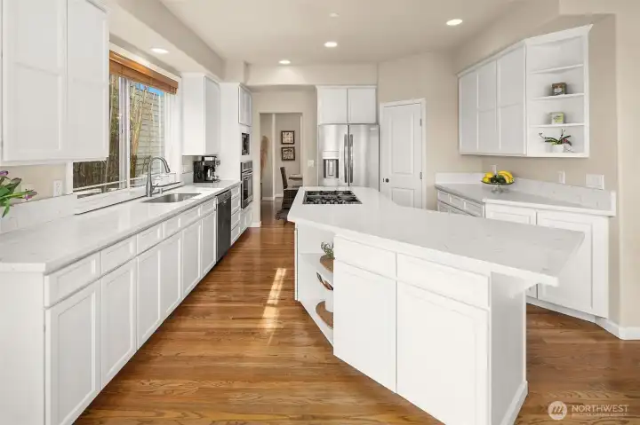Beautiful Light Cabinet Witch Quartz Countertop