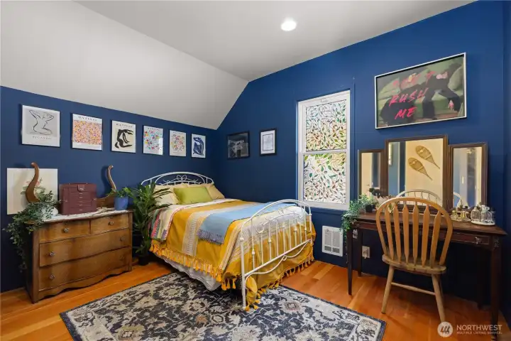 Upstairs 2nd bedroom.