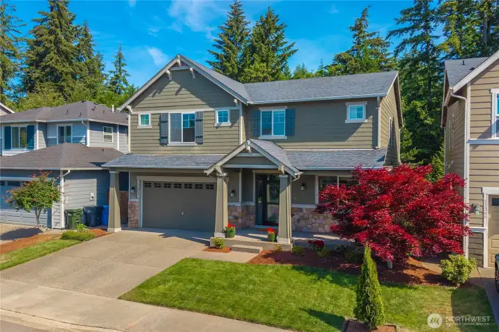 Upper-level shutters and lower-level stonework add extra detail and enhance Pacific Northwest charm
