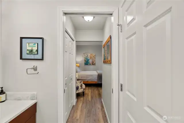 Hallway between bedroom and bathroom in apartment with closet