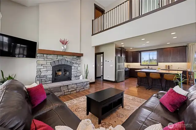 The open layout connects the living room to the kitchen, ideal for entertaining guests.
