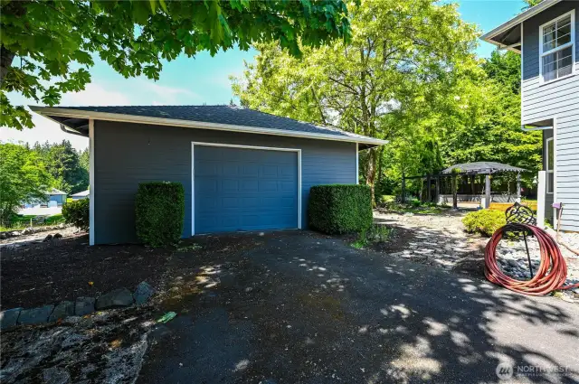 Detached Shop just under 1000 square ft