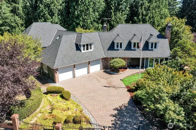 Brook Trails home on fully-fenced horse acre