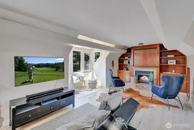 Roomy office or play room on the upper floor