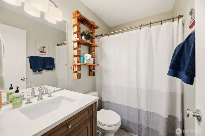 Main bathroom ((Virtually Staged)