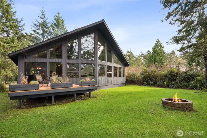 Plenty of room for gathering & entertaining