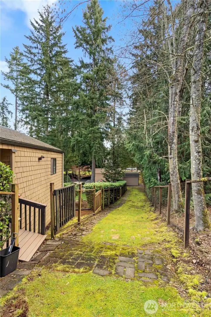alley way along side of home to back pasture, allfenced and gated for dog run also