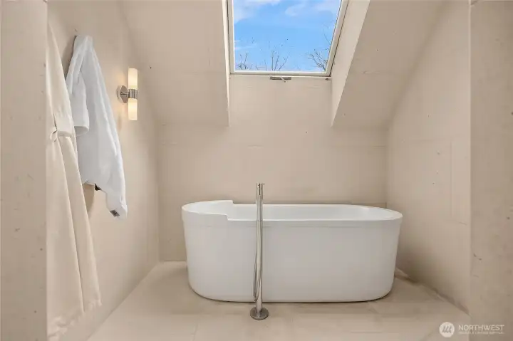 Fabulous tub...with a skylight of course