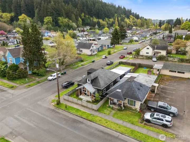 A bird’s-eye view highlighting the surrounding area and convenient location