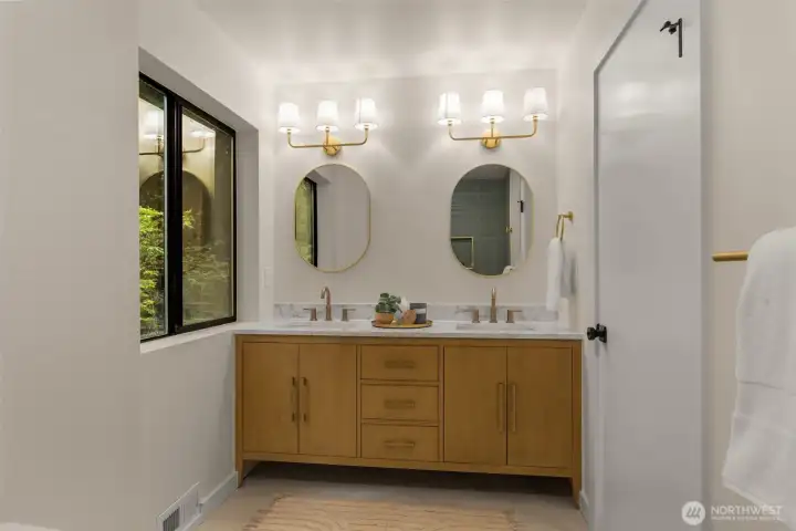 Double vanity in the other upstairs bathroom