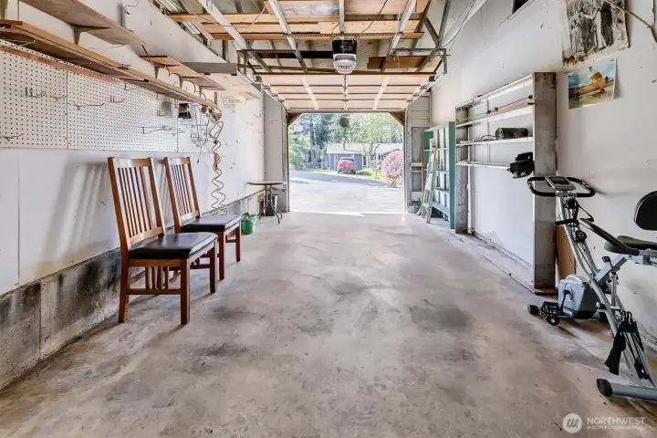 Garage w/new water heater