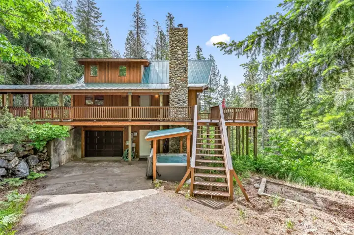 1 car garage and hot tub