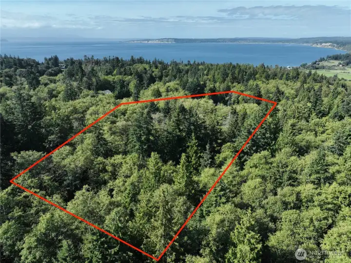 Property lines are estimated. Property lines are estimated.