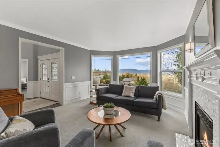 Living room, 9' ceilings