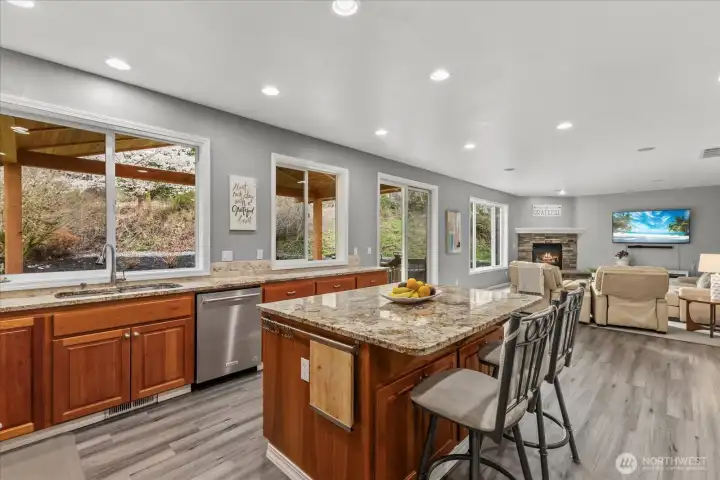 Extra large kitchen, gas cooktop, double ovens