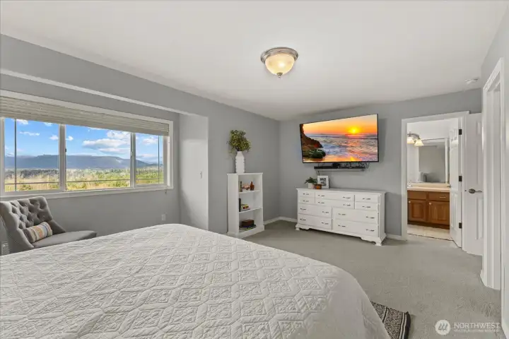 2nd primary suite overlooking the mountains