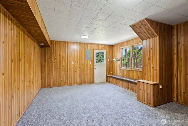 Office/Bonus Room...this could make a great kitchen!