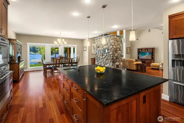 Kitchen & dining both have views of the lake
