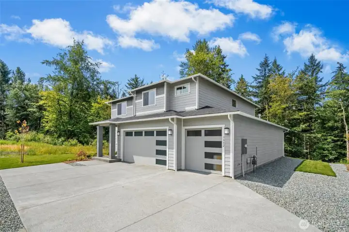 Room for RV, boat or extra parking on the side of the home!