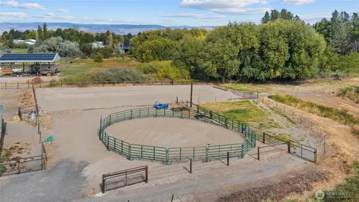 Sand arena and round pen