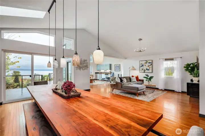 Yes, this Gorgeous table stays!