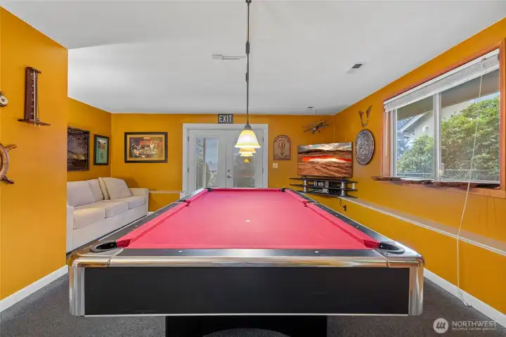 Bonus room has its own separate entrance.