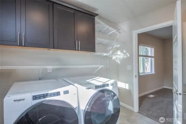 Large laundry room-W/D stay