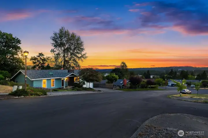 A spectacular sunset frames the home’s elevated setting, with sweeping territorial views stretching across the surrounding neighborhood.
