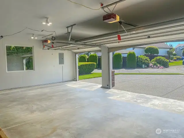 Over sized 706 sq ft 3 car garage